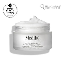 Charger l&#39;image dans la galerie, Medik8 Total Moisture Daily Face Cream is een langdurige zijde zachte hydratatie voor een vollere en soepele huid. 
