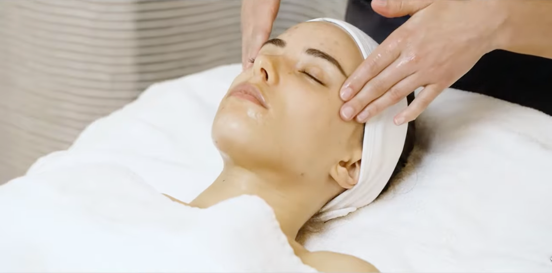 Video laden: Ontdek de Hydra Hyaluronic Acid4 Behandeling van Sothys