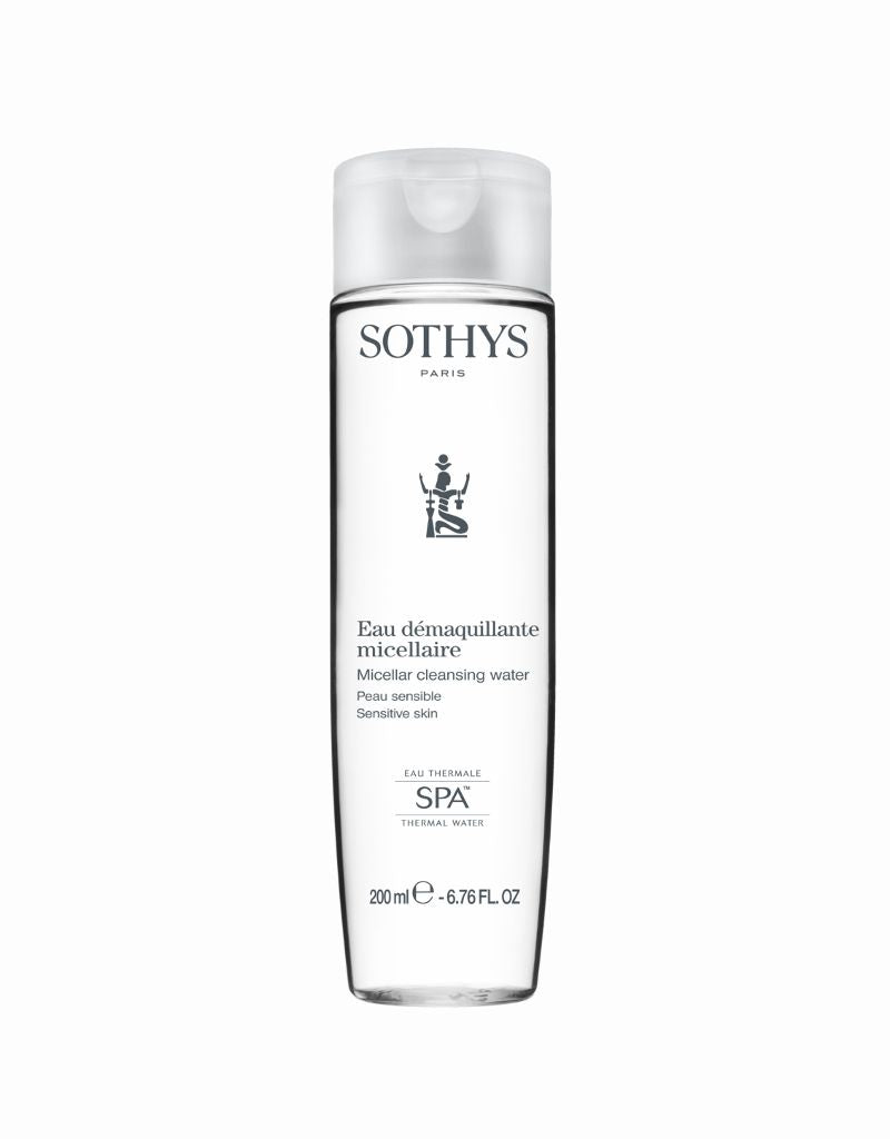 Voor alle huidtypes, zelfs gevoelige huid.
Een zachte en doeltreffende reiniger voor gelaat en ogen in één enkel gebaar.
Reinigingswater 2-in-1 zonder afspoelen.