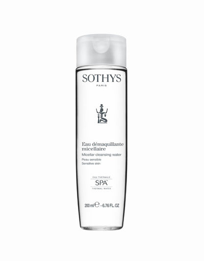 Voor alle huidtypes, zelfs gevoelige huid.
Een zachte en doeltreffende reiniger voor gelaat en ogen in één enkel gebaar.
Reinigingswater 2-in-1 zonder afspoelen.