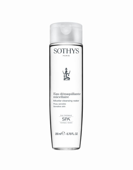 Voor alle huidtypes, zelfs gevoelige huid.
Een zachte en doeltreffende reiniger voor gelaat en ogen in één enkel gebaar.
Reinigingswater 2-in-1 zonder afspoelen.